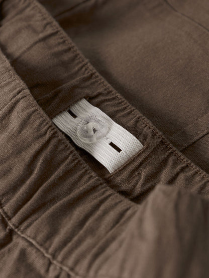 Detail des elastischen Bunds der braunen Kinder Shorts von Lil Atelier bei Bärechind Winterthur Zürich Schweiz