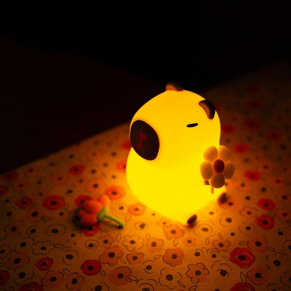 Mary’s LED Capibara Florist Lampe mit Blume bei Nacht. Nachhaltiges Kinder-Nachtlicht, erhältlich im Bärechind Winterthur Zürich Schweiz.