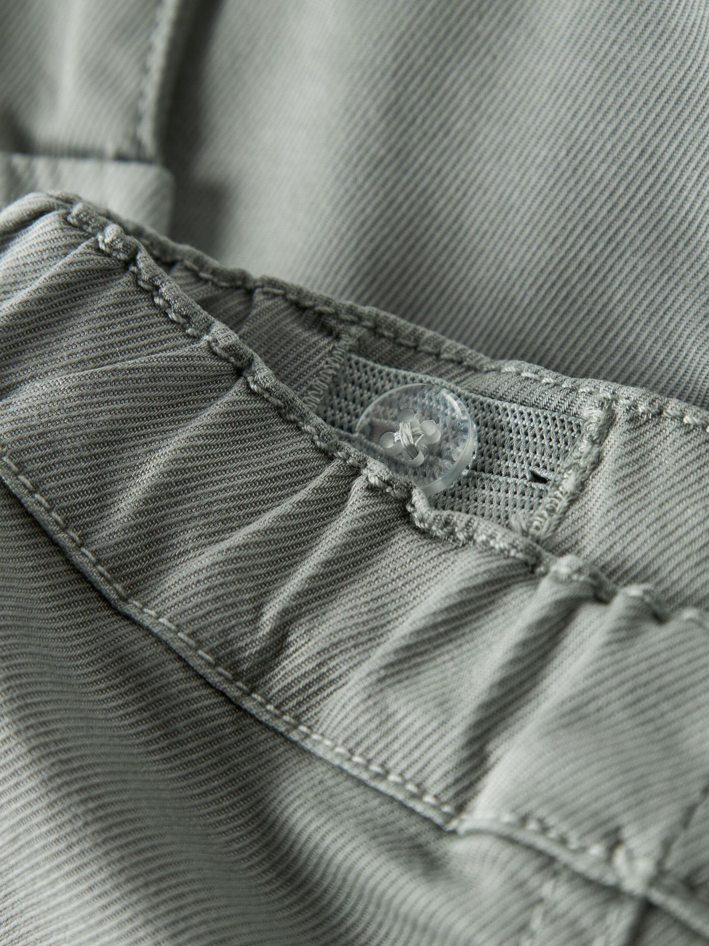 Shadow-graue NAME IT Kinder Cargo-Hose aus TENCEL™, Detail, erhältlich bei Bärechind Winterthur Zürich Schweiz.