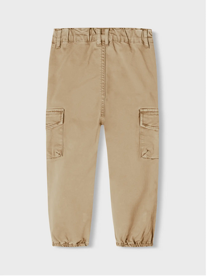Rückansicht der Cargohose von name it in Beige – mit elastischem Beinabschluss