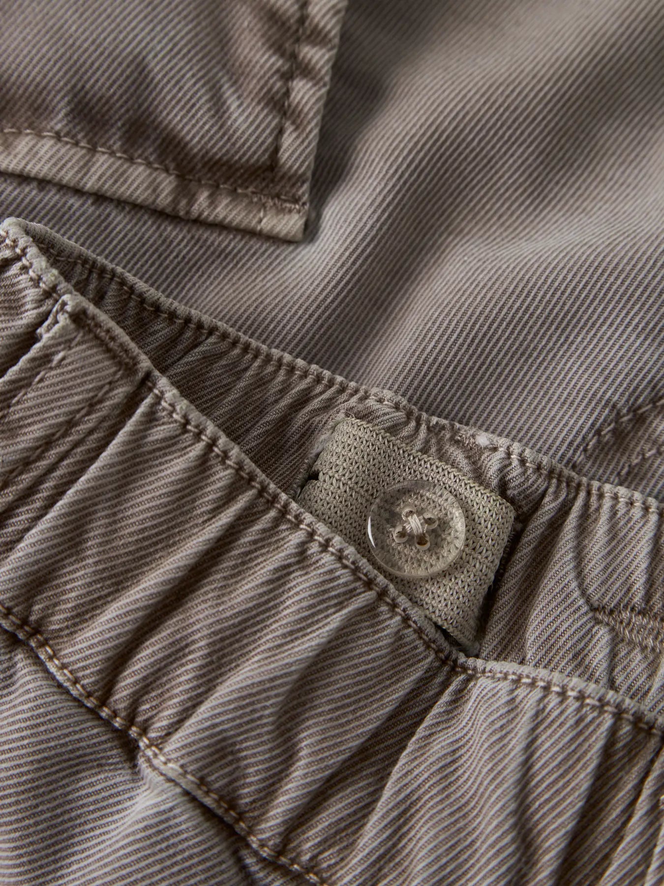 Detailansicht elastischer Bund Cargo Shorts Baumwolle Beige NAME IT im Bärechind Kinderladen Winterthur Zürich Schweiz