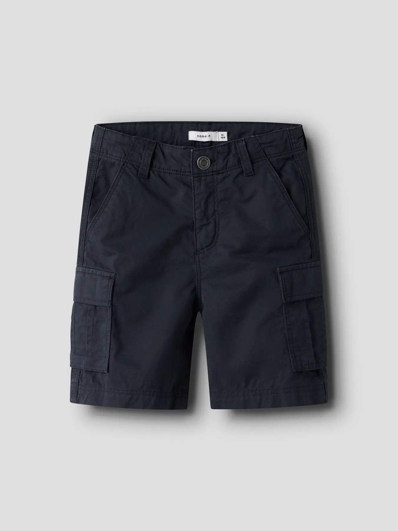 Dunkelblaue Cargoshorts aus Baumwolle mit Taschen, erhältlich bei Bärechind in Winterthur, Zürich, Schweiz