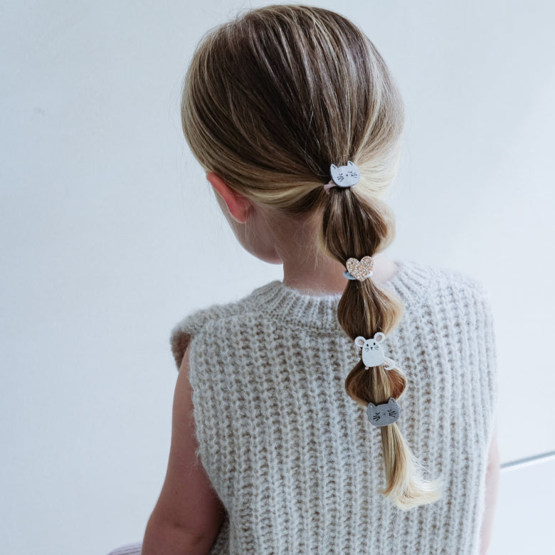 Mädchen mit Zopf, verziert mit Cat & Mouse Mini-Haargummis von Mimi & Lula, Bärechind Winterthur Schweiz.