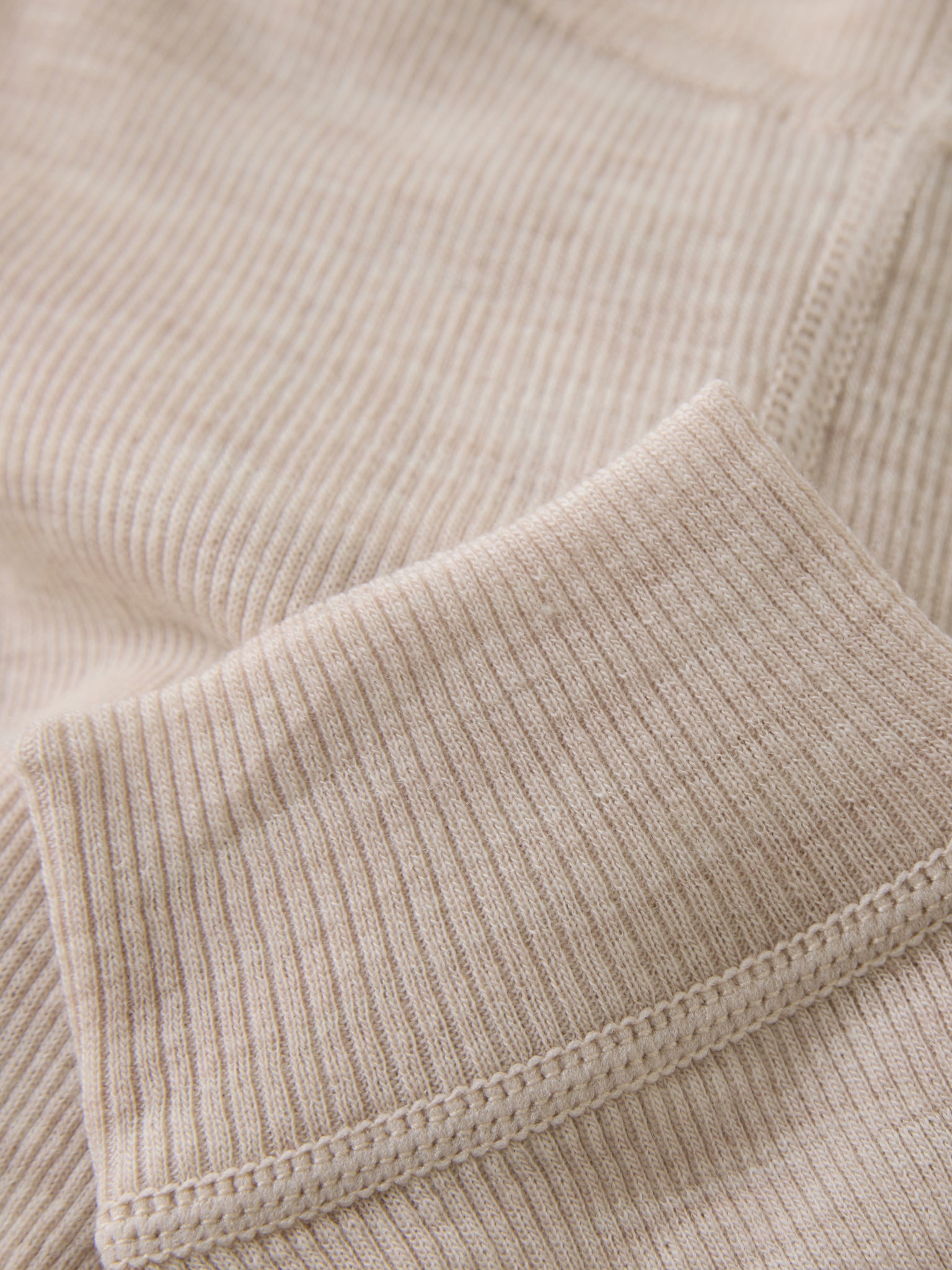 Detail der CeLaVi Baby Leggings aus Wolle – Farbe Rose Dust, erhältlich im Bärechind in Winterthur, Zürich, Schweiz.