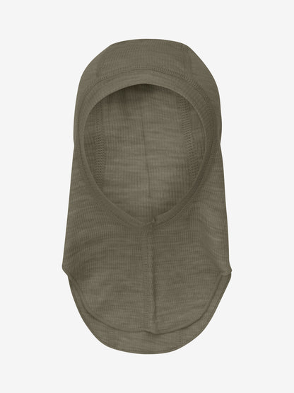 Vorderansicht der doppellagigen CeLaVi Balaclava in Dusky Green – im Bärechind Winterthur, Zürich, Schweiz.