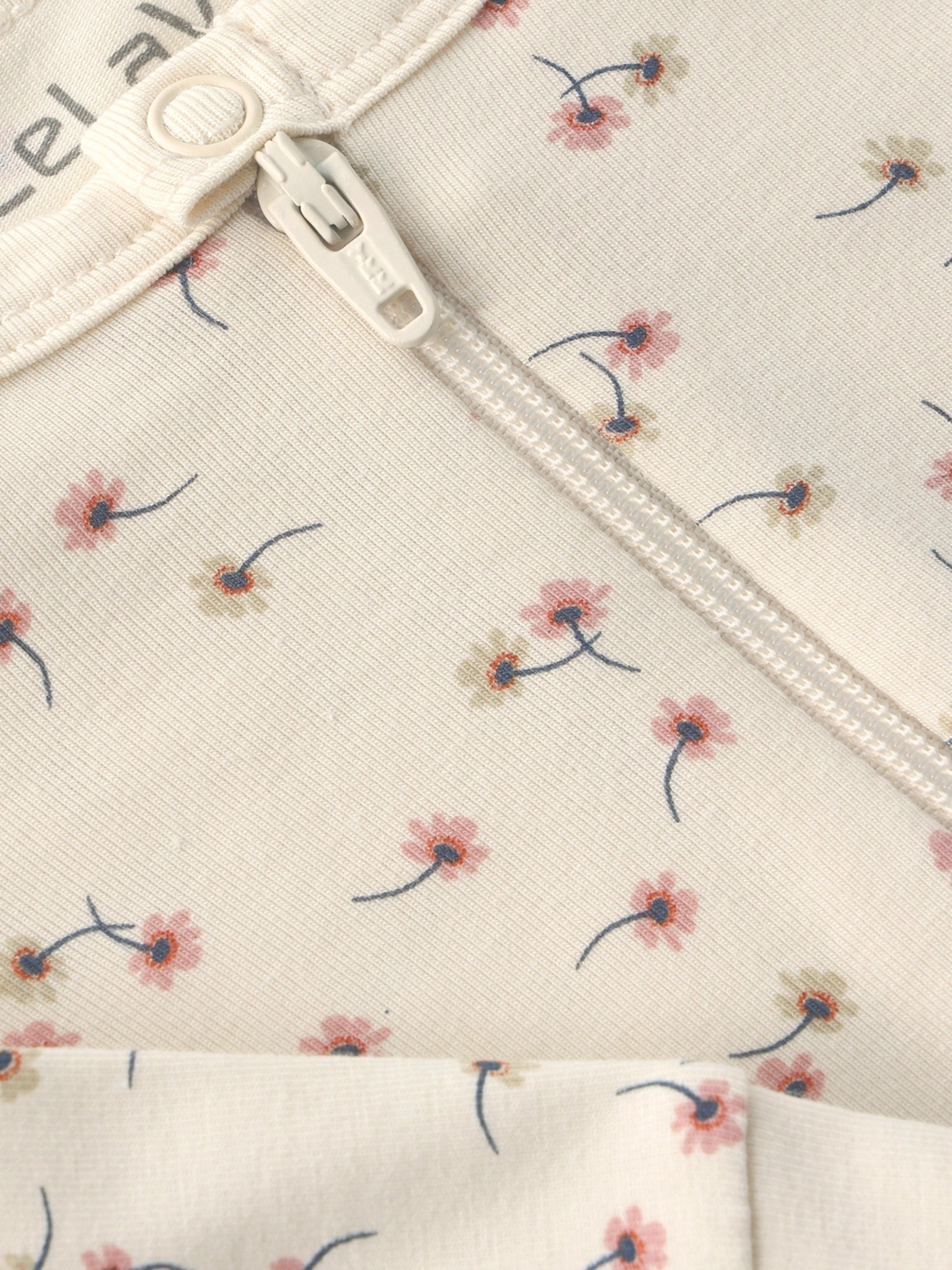 Detailansicht CeLaVi Bambus Strampler mit Zweiweg-Reissverschluss und Blumenprint, Bärechind Winterthur Zürich Schweiz