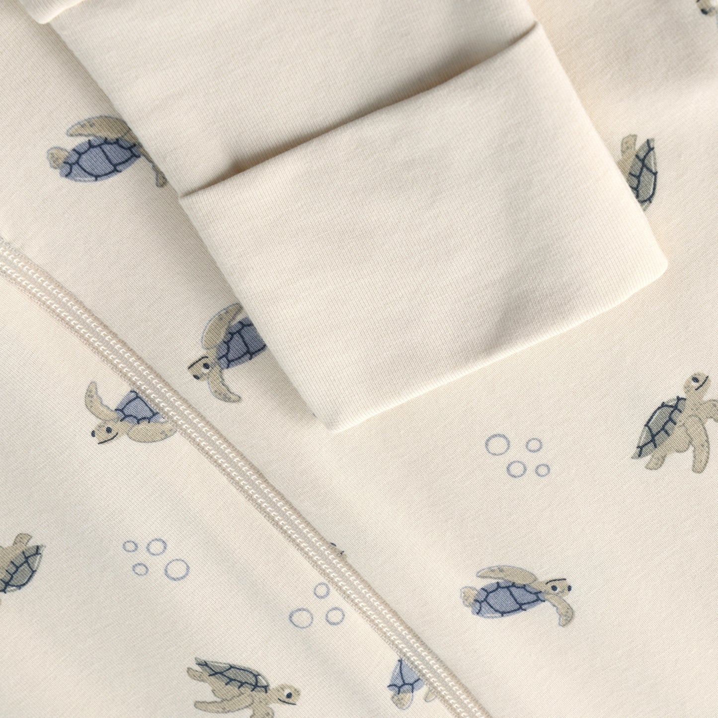 CeLaVi Bambus Strampler langarm Detail mit Schildkröten-Print für Babys, Bärechind Winterthur Zürich Schweiz