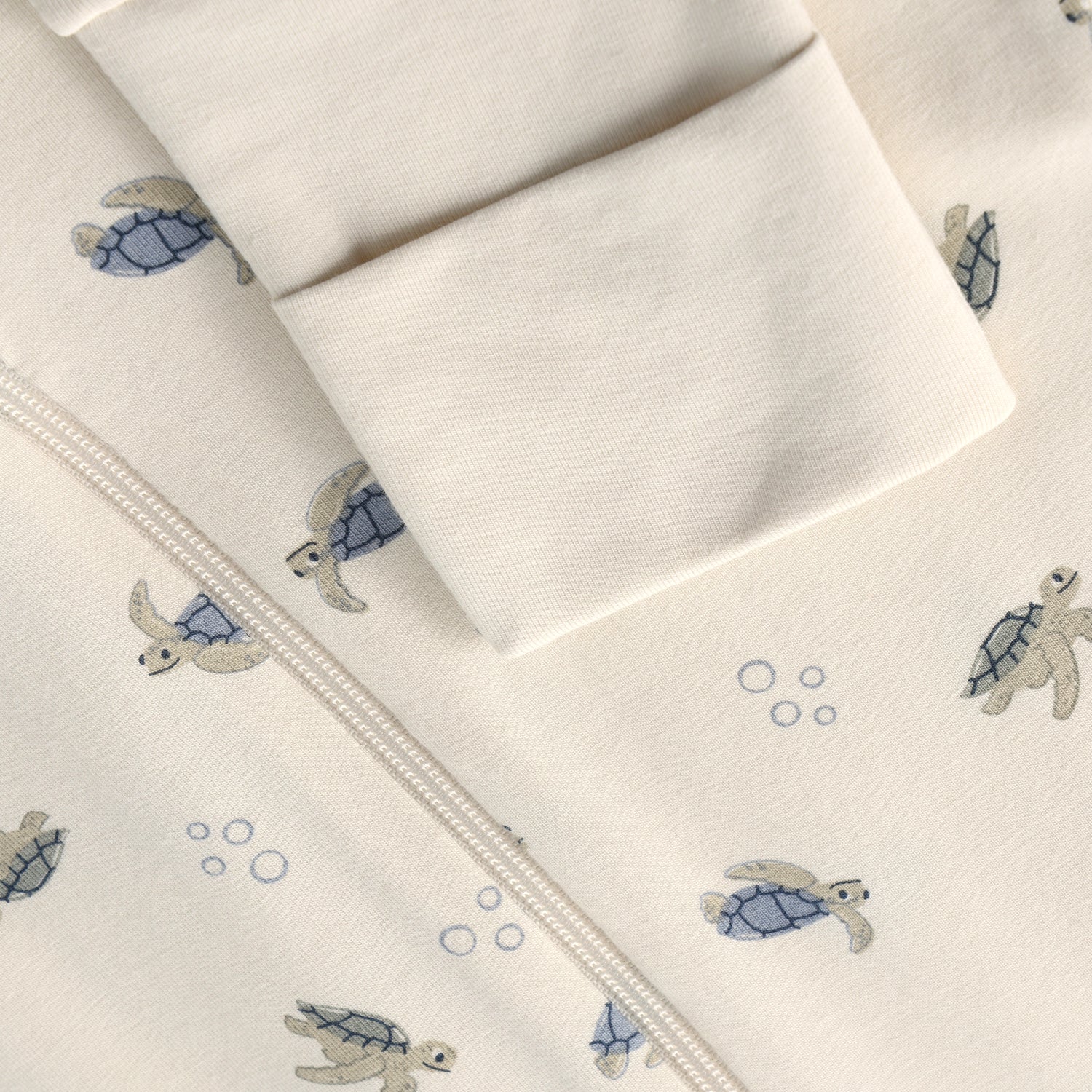 CeLaVi Bambus Strampler langarm Detail mit Schildkröten-Print für Babys, Bärechind Winterthur Zürich Schweiz