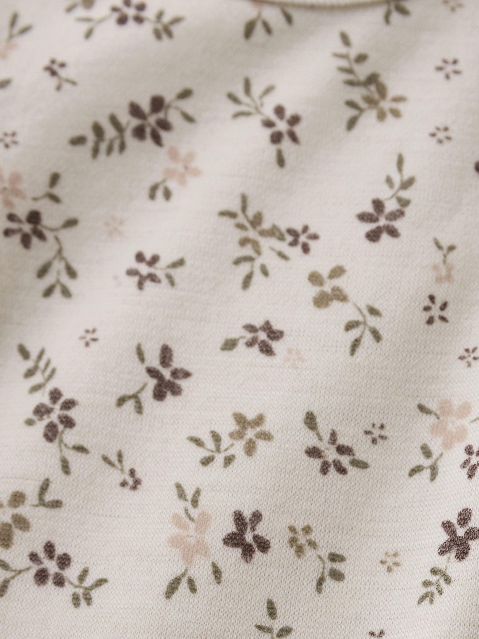 Stoffdetail mit floralem Print auf dem CeLaVi Body – im Bärechind in Winterthur, Zürich, Schweiz.
