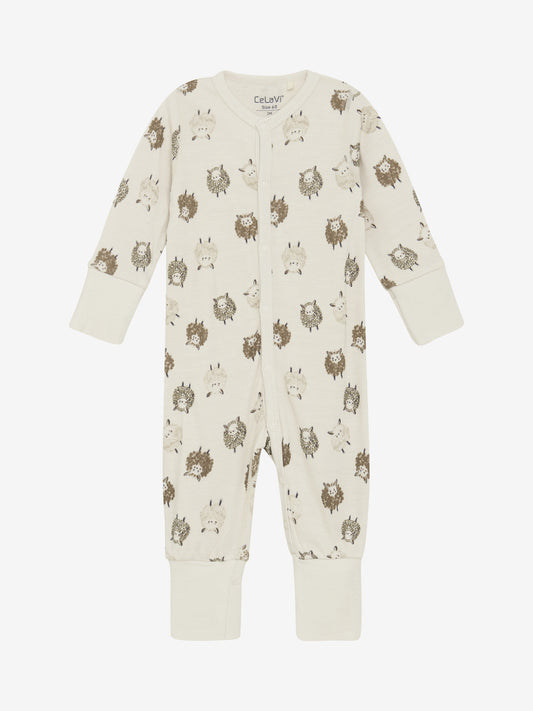 CeLaVi Jumpsuit mit braunem Schaf-Muster – Vorderansicht. Erhältlich im Bärechind in Winterthur, Zürich, Schweiz.