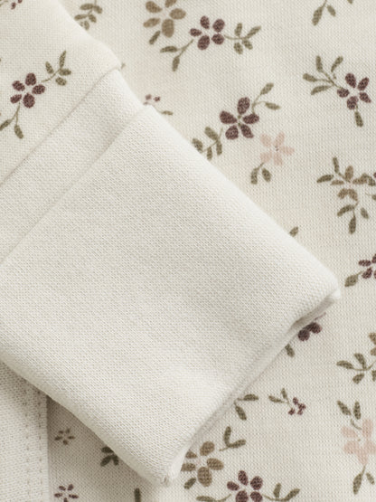 Stoffdetail mit zartem Blumenprint am CeLaVi Jumpsuit – im Bärechind in Winterthur, Zürich, Schweiz.