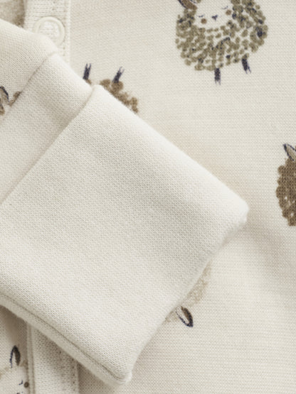 Stoffdetail mit Schaf-Motiv auf dem CeLaVi Jumpsuit – im Bärechind in Winterthur, Zürich, Schweiz.
