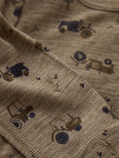 Detailaufnahme CeLaVi Body aus Wolle mit Traktormuster in cocoa creme, im Bärechind in Winterthur, Zürich Schweiz.