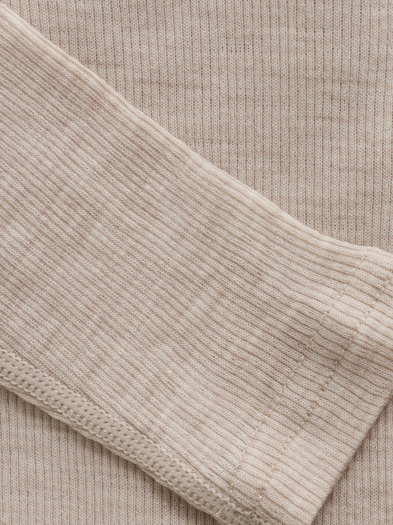Detail des CeLaVi Langarmshirts in Rose Dust – im Bärechind in Winterthur, Zürich, Schweiz.