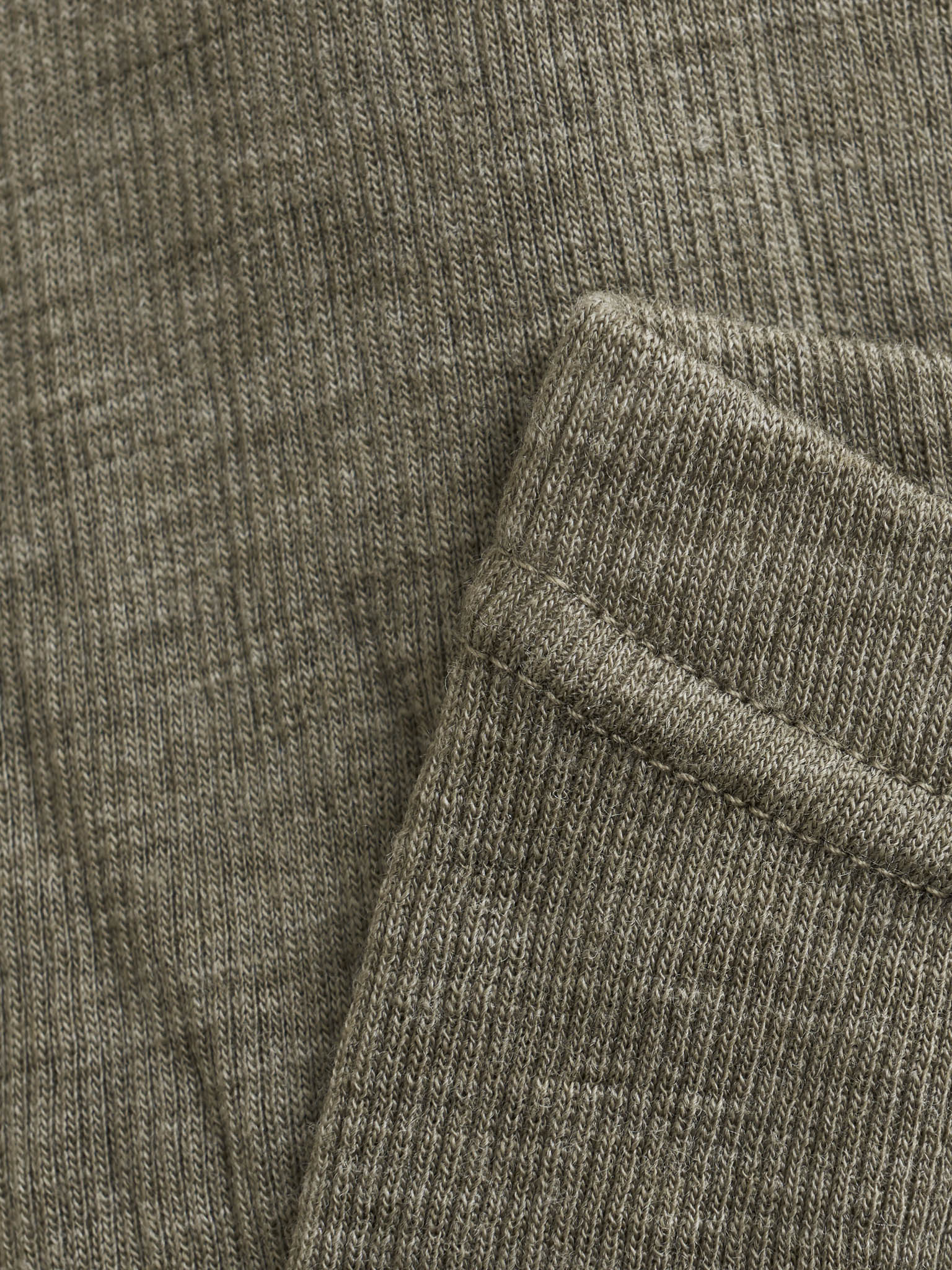 Detailansicht der CeLaVi Leggings aus weicher Wolle in Dusky Green – erhältlich im Bärechind in Winterthur, Zürich, Schweiz.