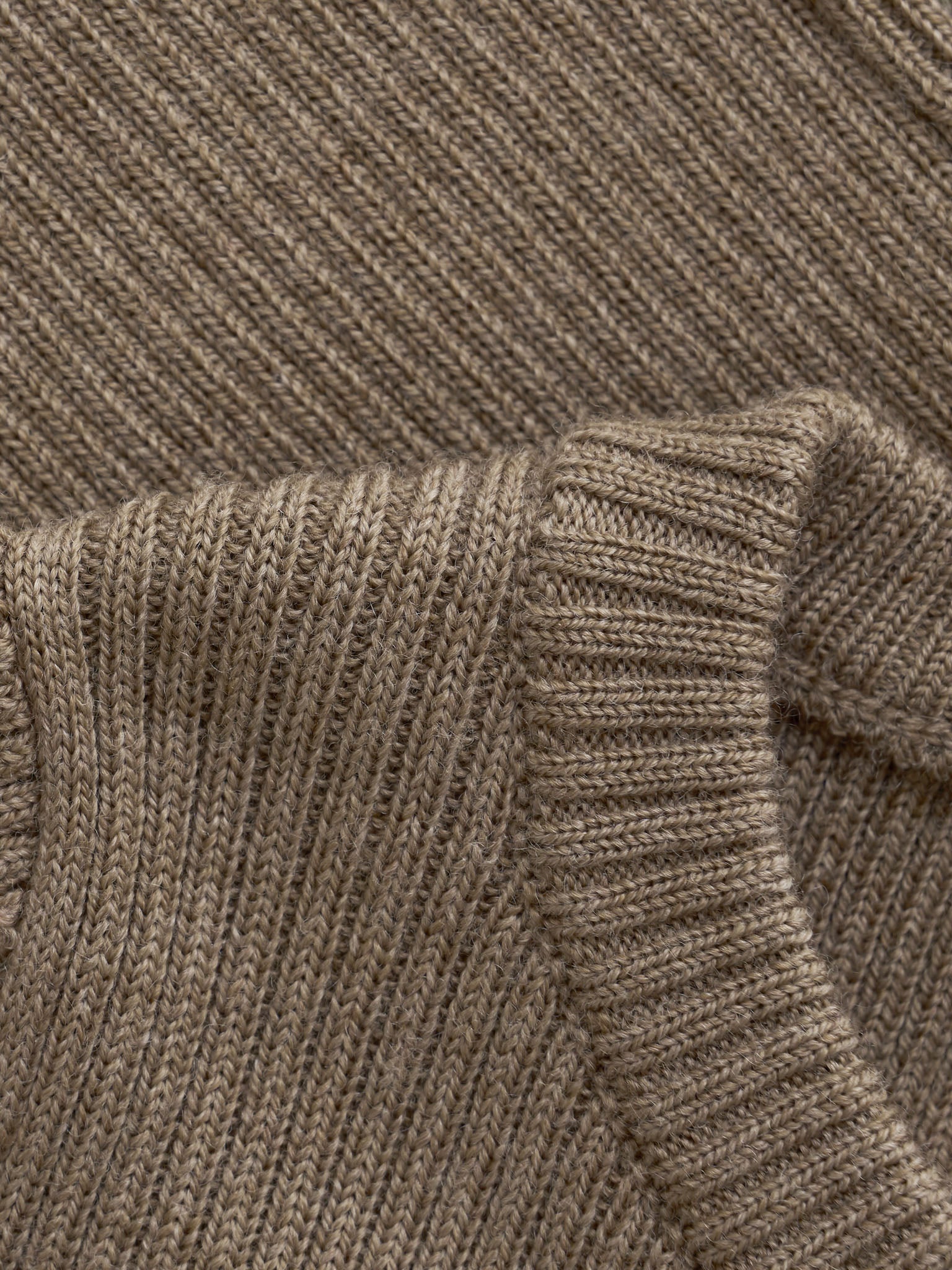 Detailaufnahme des Saums der CeLaVi Strickjacke in Cocoa – im Bärechind in Winterthur, Zürich, Schweiz.