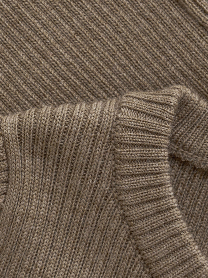 Detailaufnahme des Saums der CeLaVi Strickjacke in Cocoa – im Bärechind in Winterthur, Zürich, Schweiz.