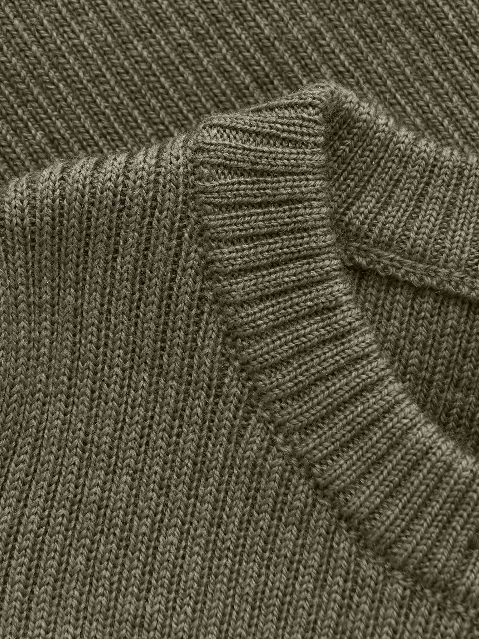 Detailaufnahme der Knopfleiste des CeLaVi Cardigans aus Wolle – Bärechind, Winterthur, Zürich, Schweiz.