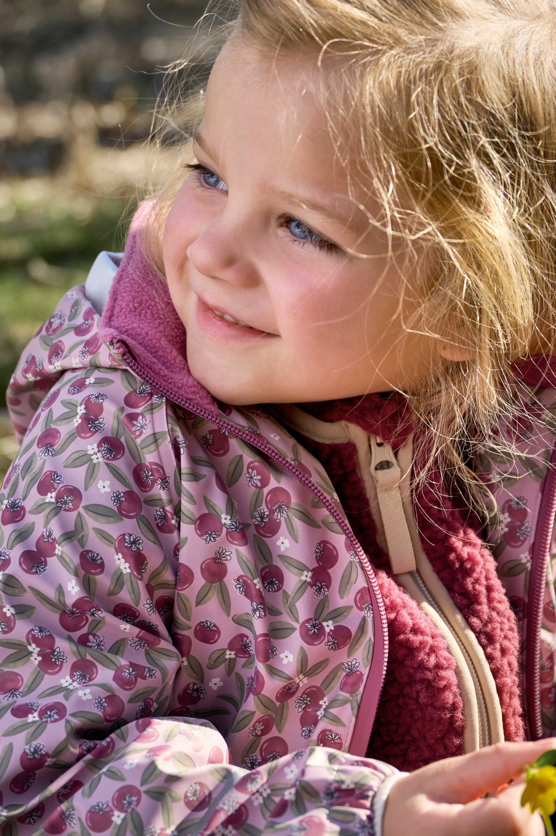 Tragebild der CeLaVi Regenjacke aus PU mit Beerenprint für Kinder, Bärechind Winterthur, Zürich, Schweiz