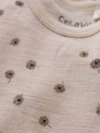 Detailansicht des CeLaVi Wollbodys mit Blumenmuster, erhältlich im Bärechind in Winterthur, Zürich Schweiz.