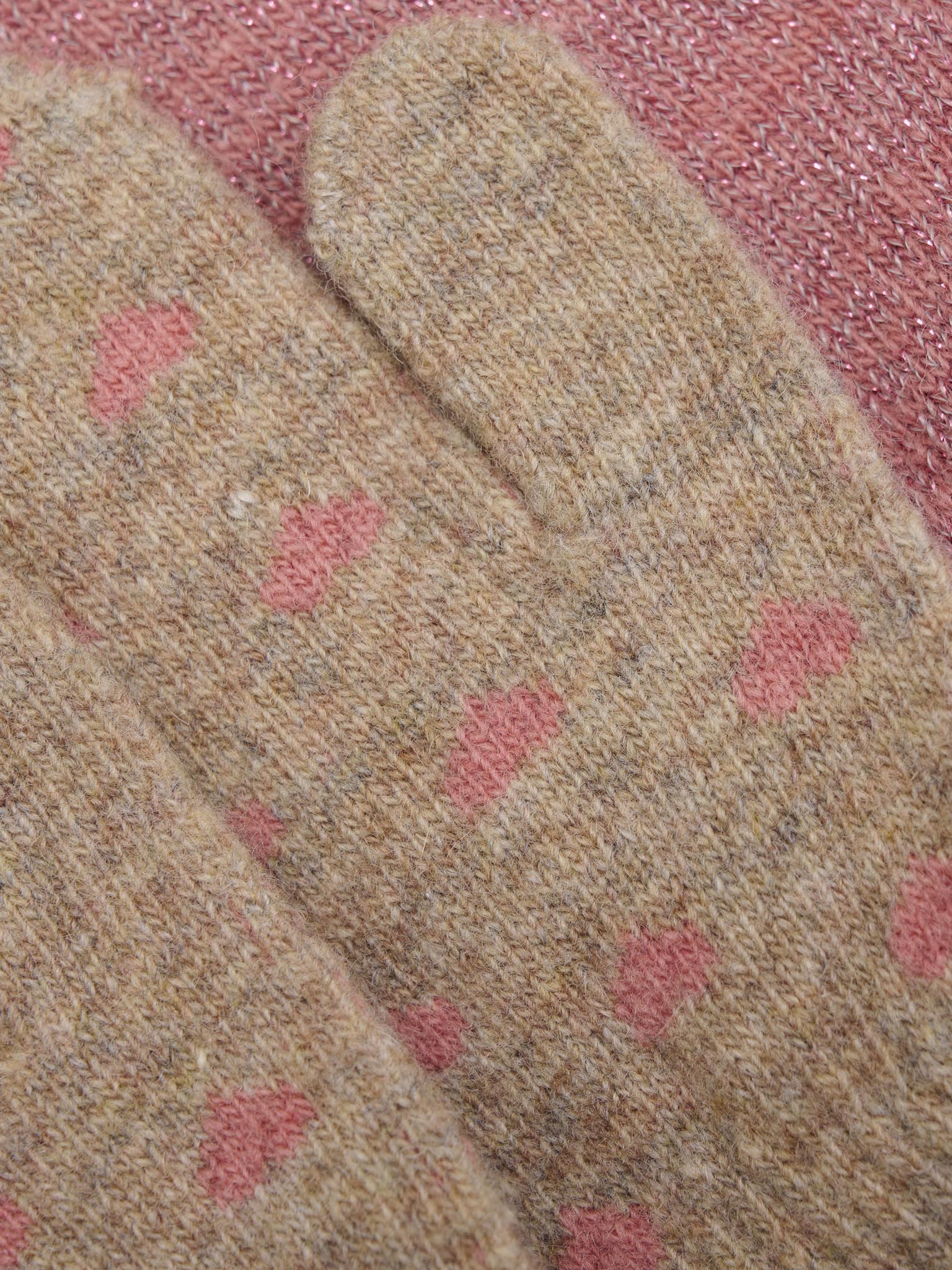 Detailaufnahme CeLaVi Kinder Wollfäustlinge Beige mit Herzchen-Muster – weiche Winterwolle, erhältlich im Bärechind Winterthur Schweiz