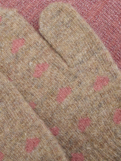 Detailaufnahme CeLaVi Kinder Wollfäustlinge Beige mit Herzchen-Muster – weiche Winterwolle, erhältlich im Bärechind Winterthur Schweiz
