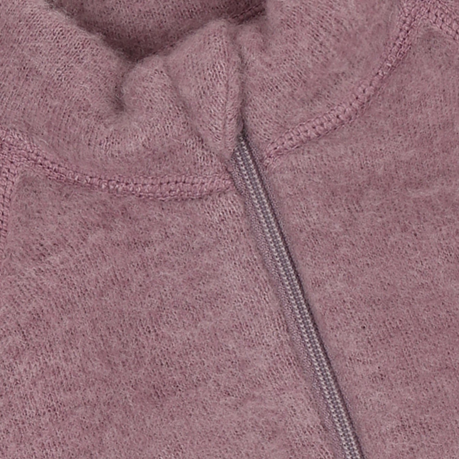 Detailansicht des durchgehenden Reissverschlusses der Wollfleecejacke