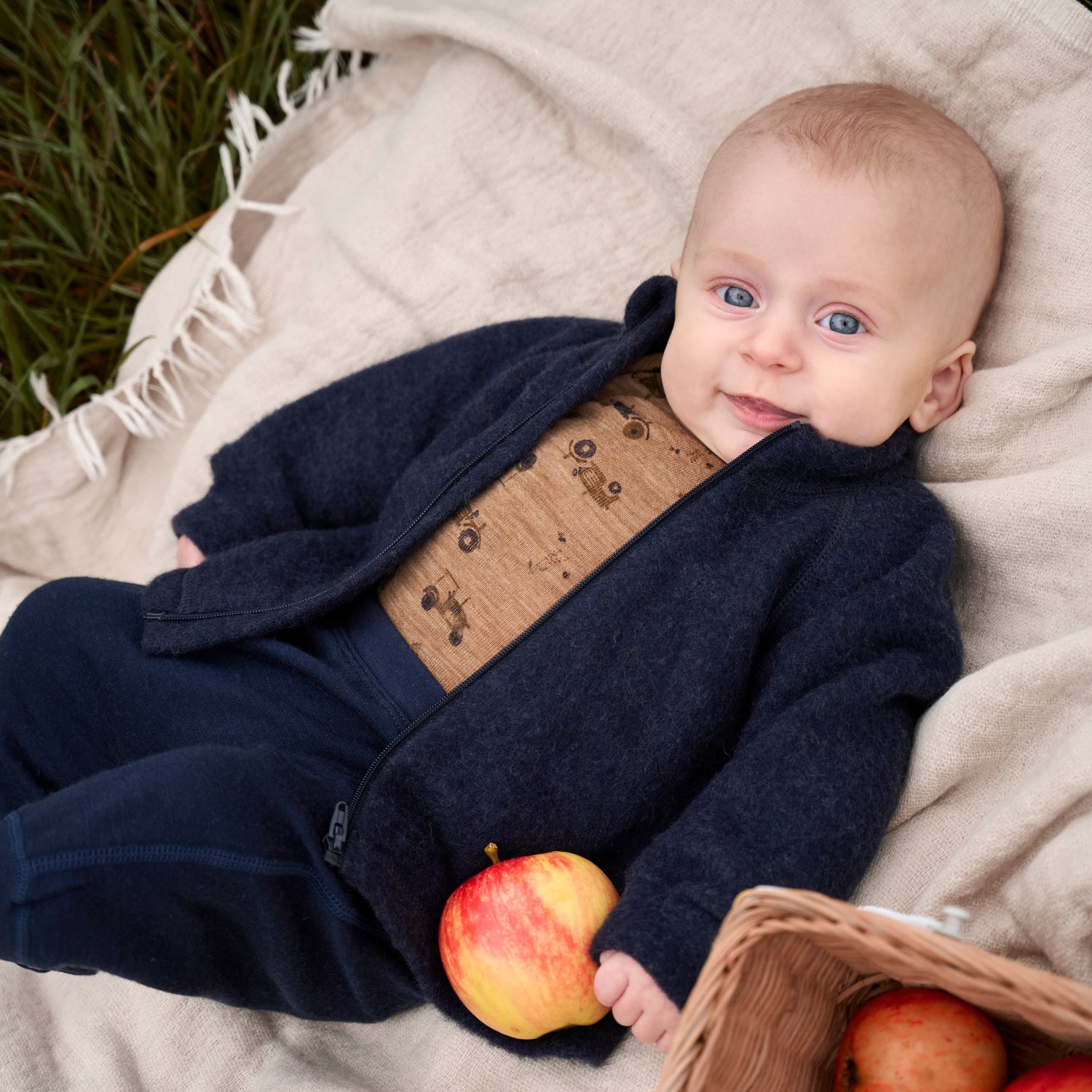 Baby trägt CeLaVi Wollfleecejacke in Night Sky im Freien