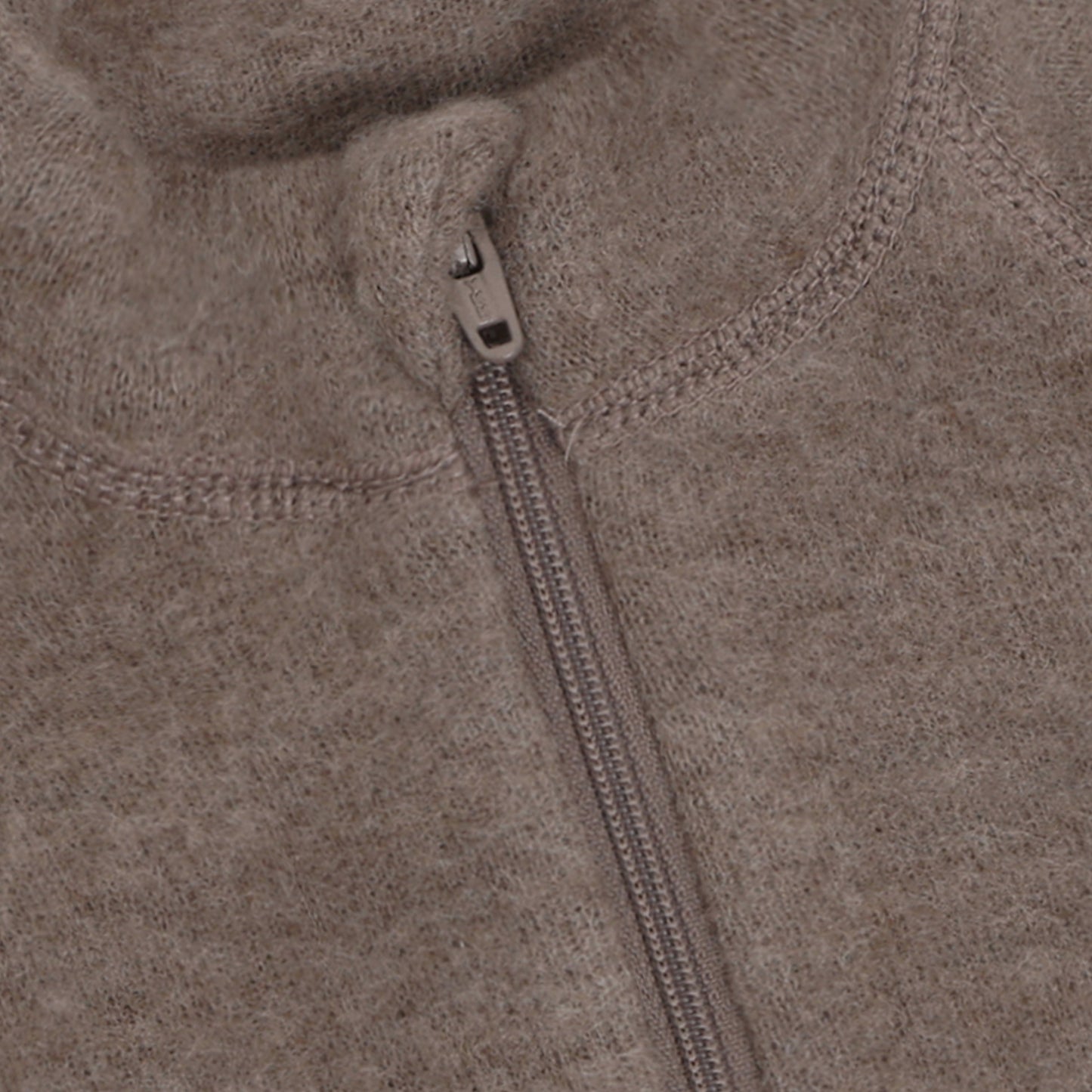 Detailansicht des durchgehenden Reissverschlusses der Wollfleecejacke