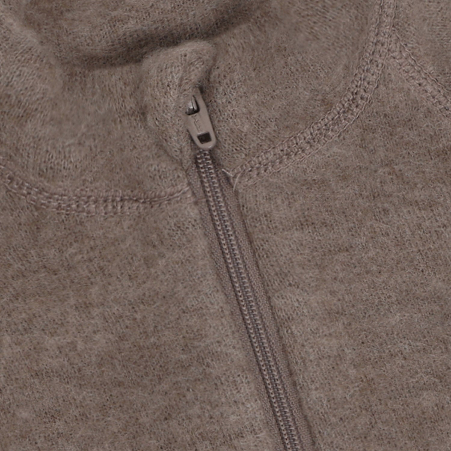 Detailansicht des durchgehenden Reissverschlusses der Wollfleecejacke