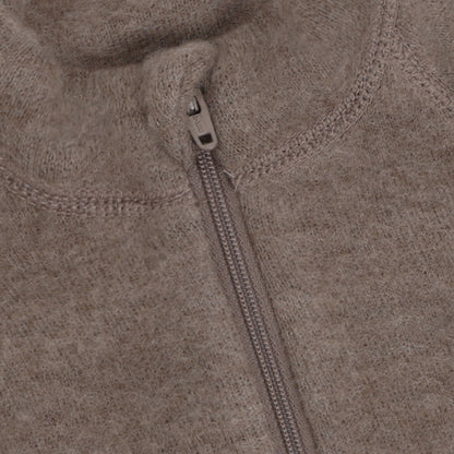 Detailansicht des durchgehenden Reissverschlusses der Wollfleecejacke
