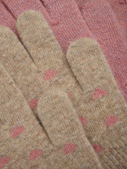 Detailaufnahme CeLaVi Wollhandschuhe Kinder Beige mit Herzchen – weiche Winterwolle, erhältlich im Bärechind Winterthur Schweiz