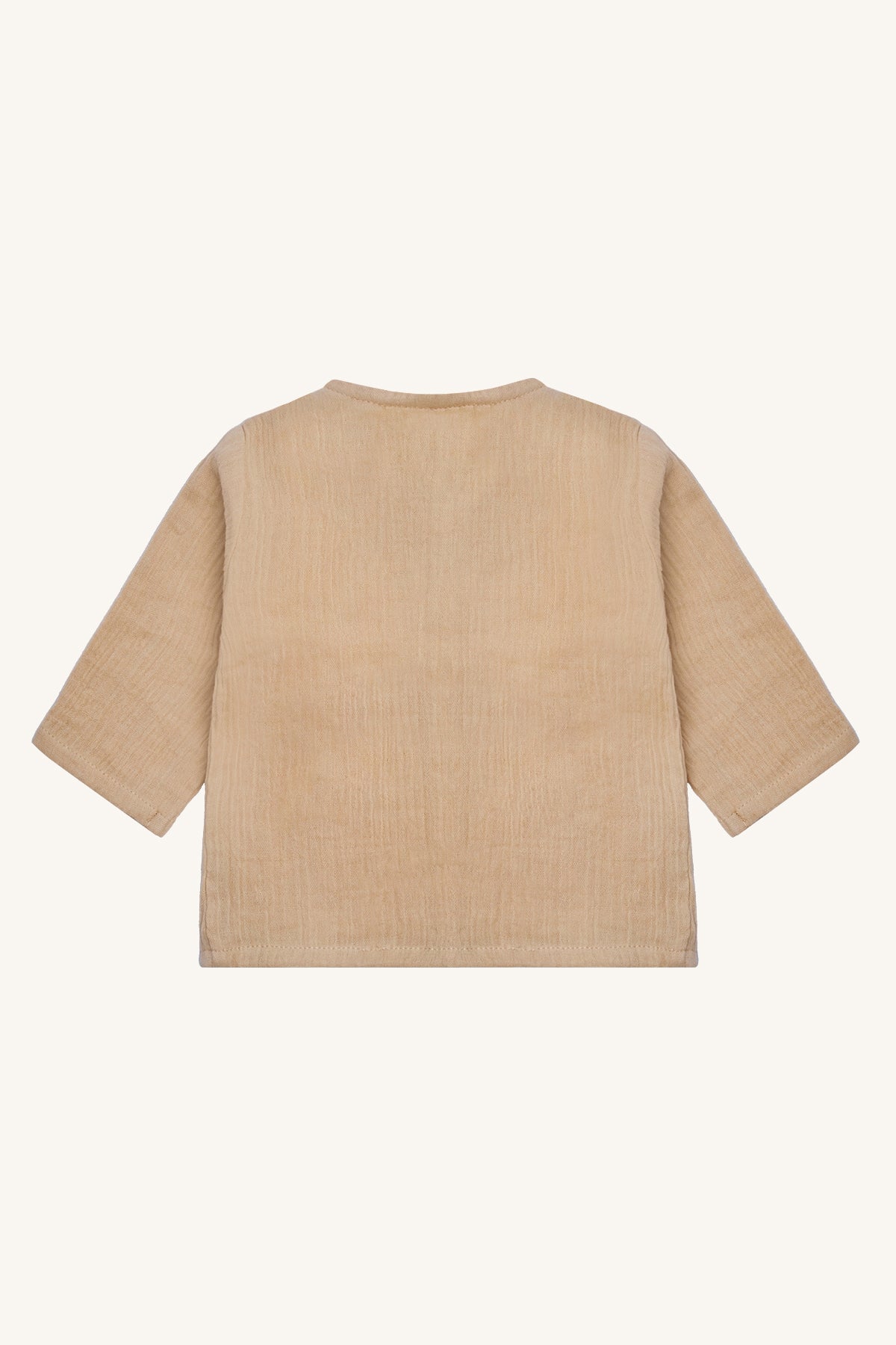 Chai Jacke Cuban sand – jacke aus  Bio-Baumwolle in Sandfarbe mit Knopfleiste, Hinteransicht, erhältlich in Winterthur, Zürich, Schweiz.