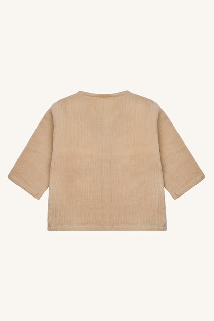 Chai Jacke Cuban sand – jacke aus  Bio-Baumwolle in Sandfarbe mit Knopfleiste, Hinteransicht, erhältlich in Winterthur, Zürich, Schweiz.