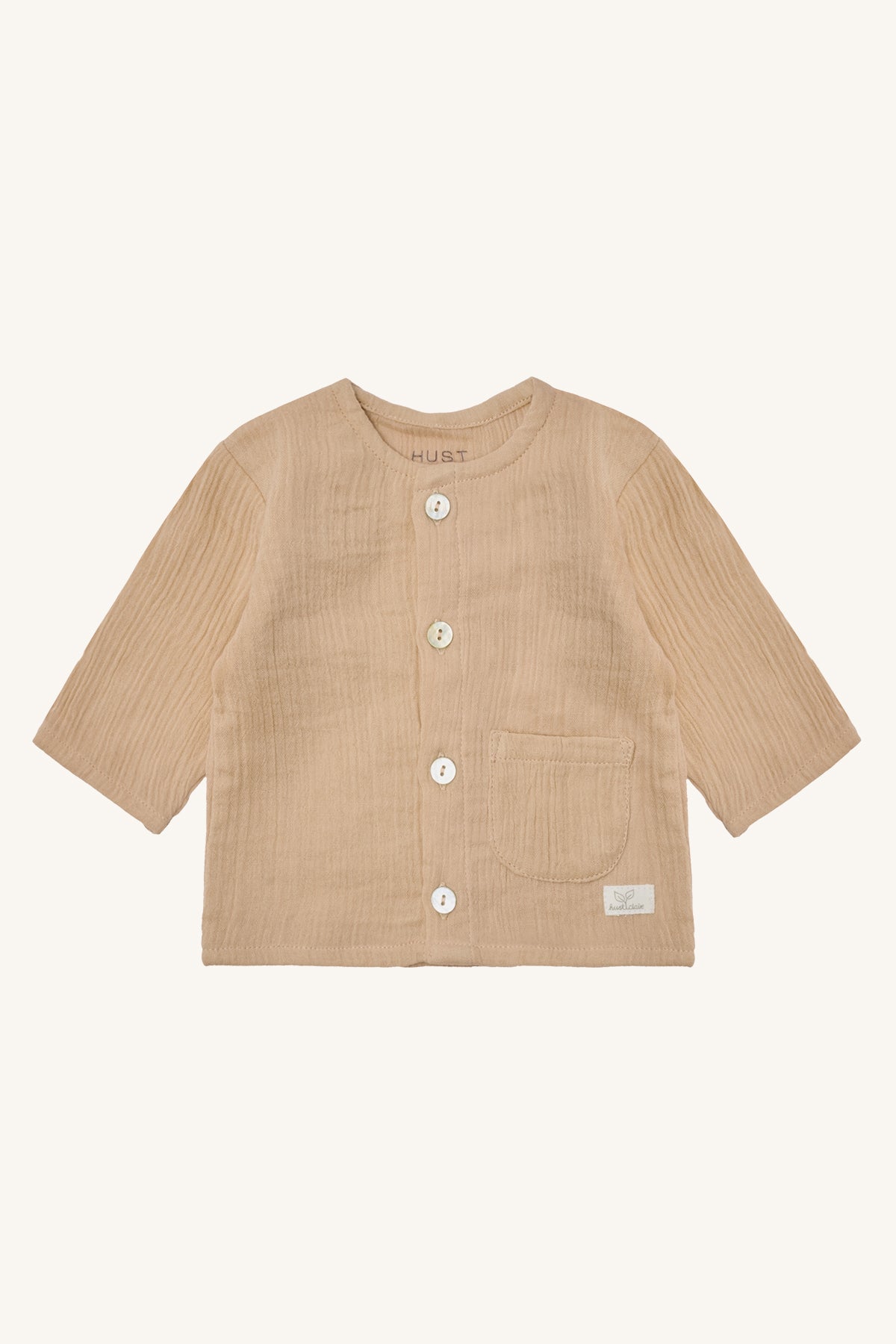 Chai Jacke Cuban sand – Jacke aus Bio-Baumwolle in Sandfarbe mit Knopfleiste, Vorderansicht, erhältlich in Winterthur, Zürich, Schweiz.