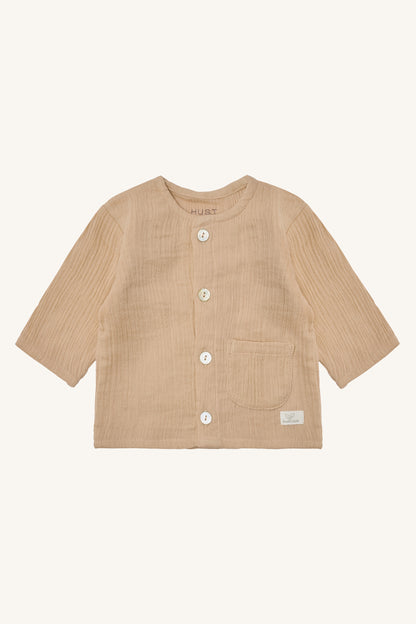 Chai Jacke Cuban sand – Jacke aus Bio-Baumwolle in Sandfarbe mit Knopfleiste, Vorderansicht, erhältlich in Winterthur, Zürich, Schweiz.