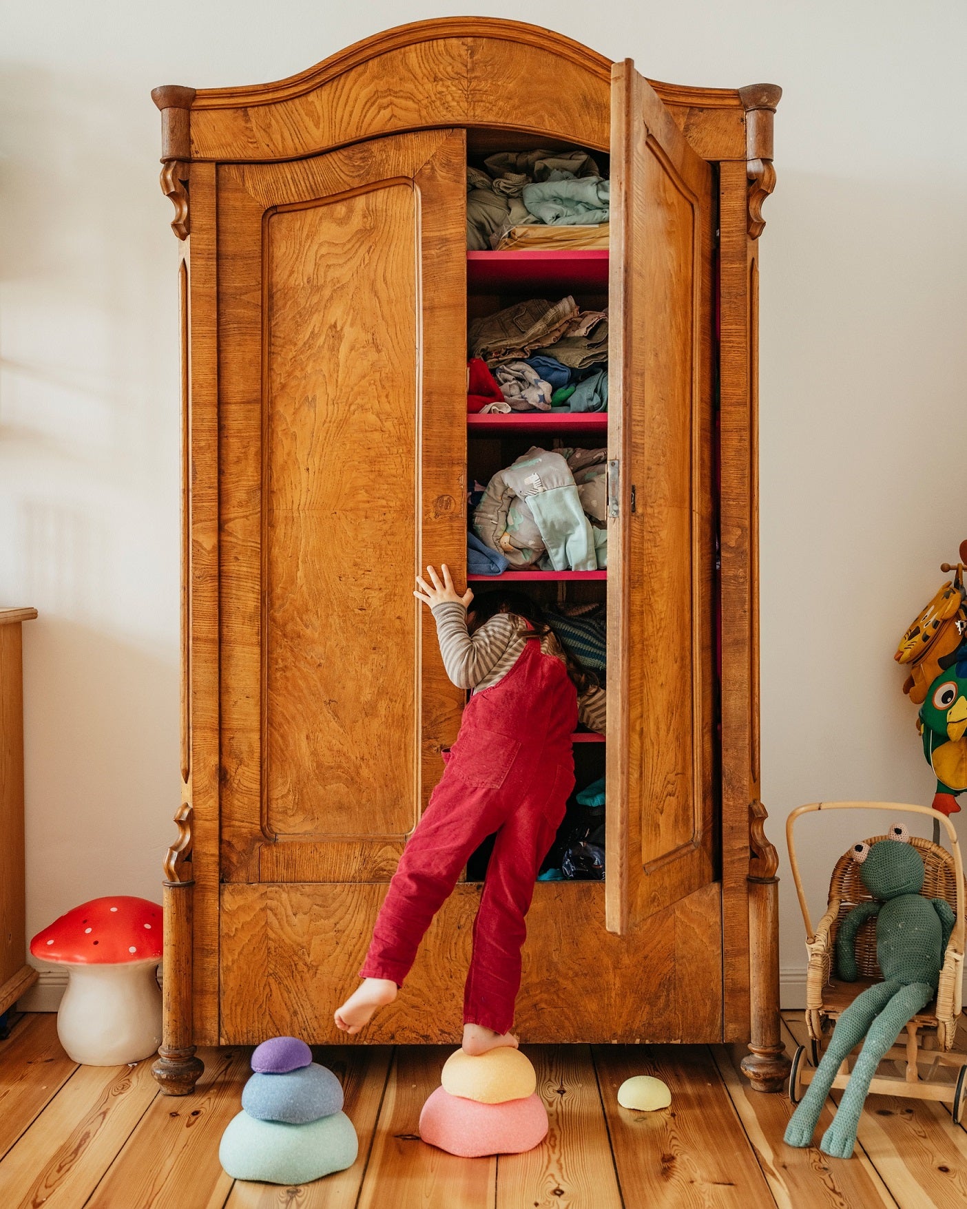 Kind entdeckt das Stapelstein Inside Pastell Set – fantasievolles Spiel im Bärechind, Winti- Schweiz