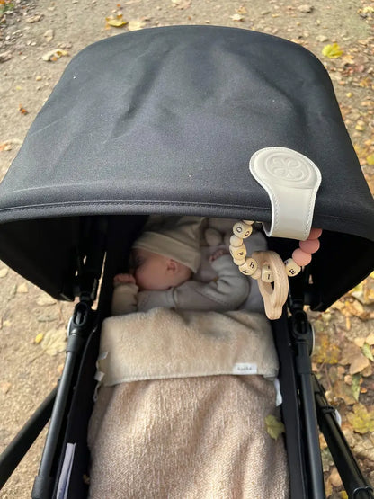 Cloby Kinderwagen Clips im Einsatz mit Babydecke
