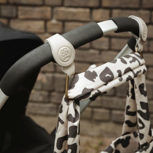Cloby Kinderwagen Clips mit Karabiner in Beige am Buggy befestigt