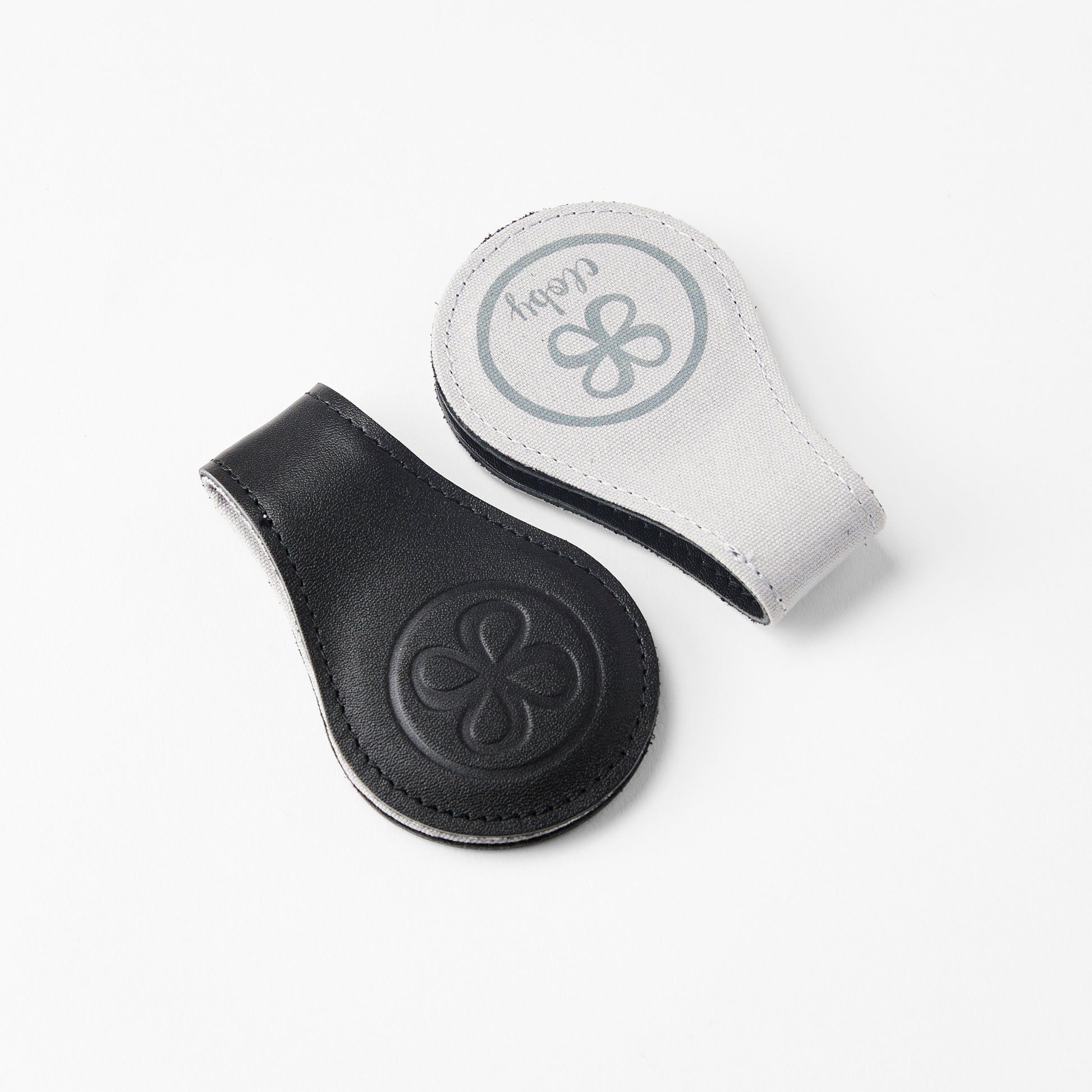 Cloby Kinderwagen Clips aus Kunstleder in Schwarz und Hellgrau