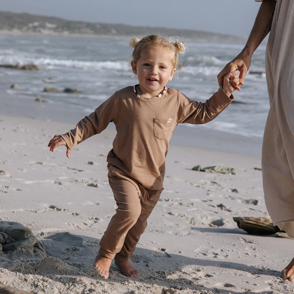 Kind trägt UV-Joggerhose von CLOBY mit UPF 50+, bequeme Kinderhose für sonnige Tage