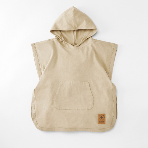 Cloby UV-Poncho Sandy Beach – Weicher, nachhaltiger Poncho mit UPF 50+ Sonnenschutz für Kinder. Erhältlich in Winterthur, Zürich, Schweiz