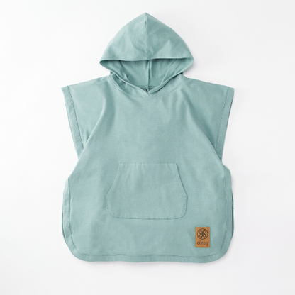 Kinder tragen Cloby UV-Poncho in Sea Blue am Strand – Perfekter Sonnenschutz mit UPF 50+ für Outdoor-Abenteuer. Jetzt in Winterthur, Zürich, Schweiz erhältlich.