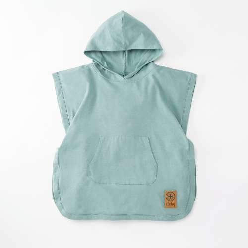Kinder tragen Cloby UV-Poncho in Sea Blue am Strand – Perfekter Sonnenschutz mit UPF 50+ für Outdoor-Abenteuer. Jetzt in Winterthur, Zürich, Schweiz erhältlich.