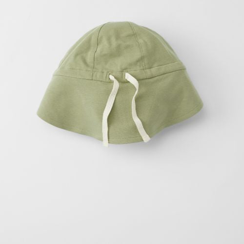 Detailansicht des Cloby UV-Sonnenhuts in Olive – Wendemütze mit verstellbaren Baumwollbändern für eine perfekte Passform. UPF 50+ zertifiziert. In Winterthur, Zürich, Schweiz erhältlich.