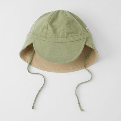 Cloby UV-Sonnenhut in Olive – Wendemütze mit UPF 50+ Schutz für Babys. Weiches Material aus Bio-Baumwolle und Bambus. Erhältlich in Winterthur, Zürich, Schweiz.