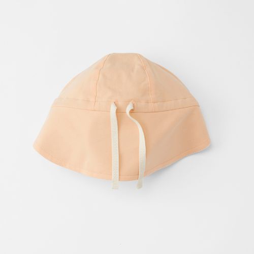Detailansicht des Cloby UV-Sonnenhuts in Peachy – Wendemütze mit verstellbaren Baumwollbändern für eine perfekte Passform. UPF 50+ zertifiziert. In Winterthur, Zürich, Schweiz erhältlich.
