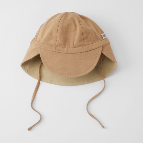 Cloby UV-Sonnenhut in Peanut – Wendemütze mit UPF 50+ Schutz für Babys. Weiches Material aus Bio-Baumwolle und Bambus. Erhältlich in Winterthur, Zürich, Schweiz.
