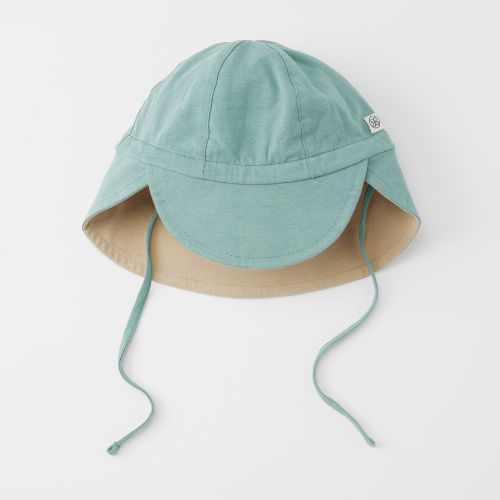 Cloby UV-Sonnenhut in Sea Blue – Wendemütze mit UPF 50+ Schutz für Babys. Weiches Material aus Bio-Baumwolle und Bambus. Erhältlich in Winterthur, Zürich, Schweiz.