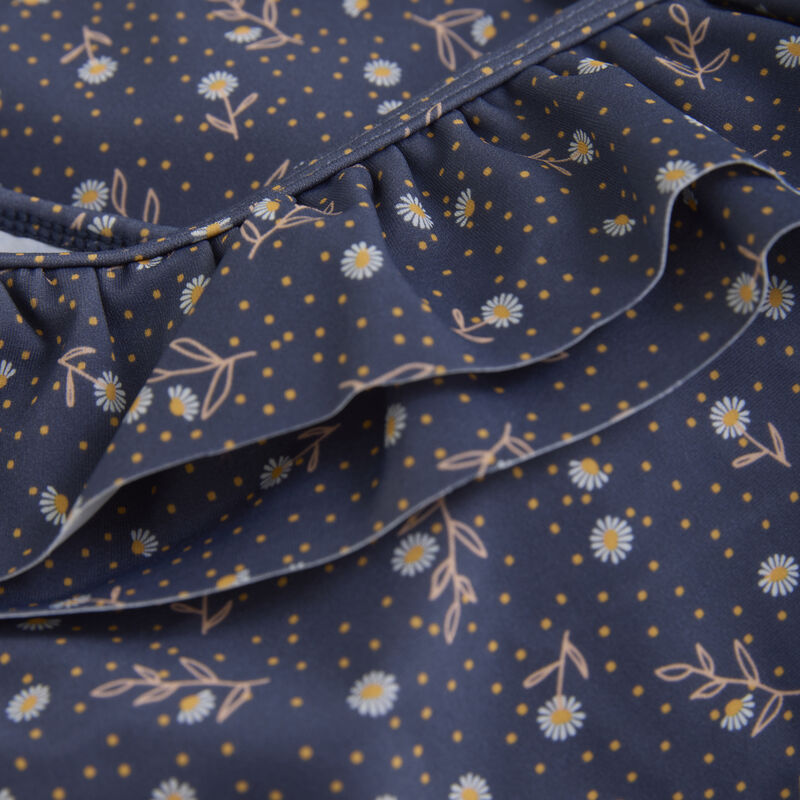 Detailaufnahme der Rüschen und des Blumenprints beim One-Shoulder-Badeanzug von Color Kids